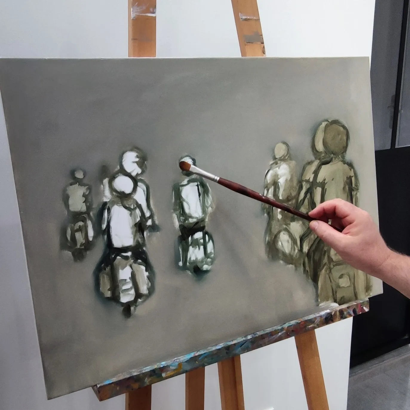 Premières couleurs posées sur une toile à l’atelier