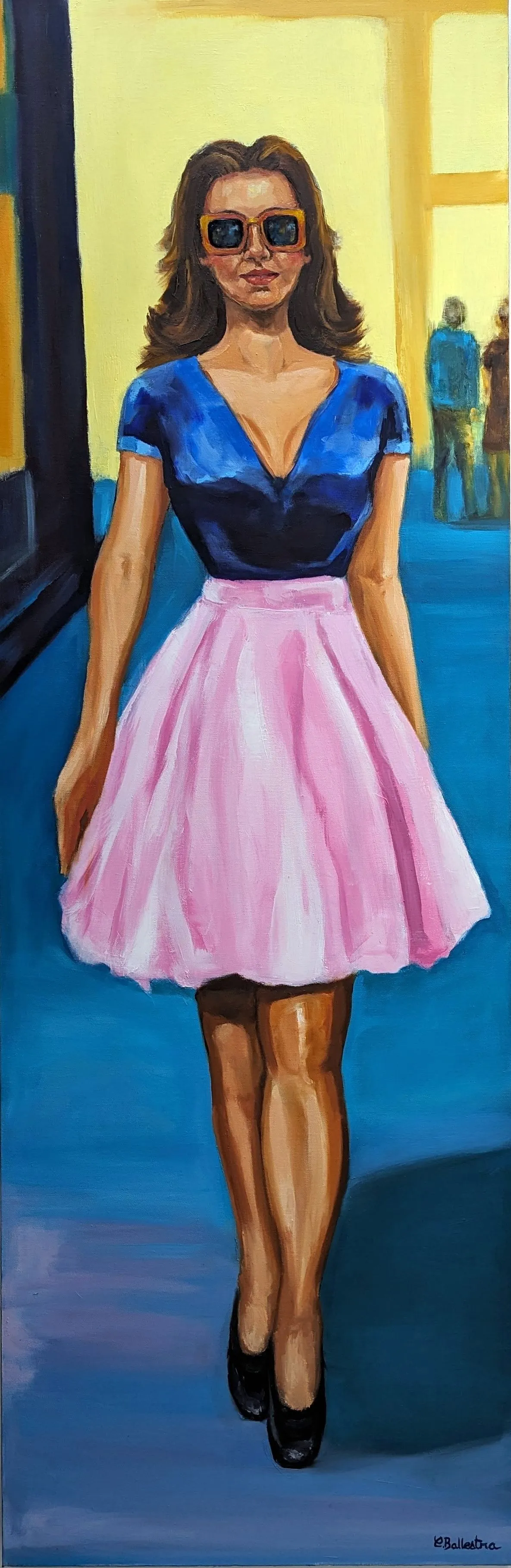 Une journée ensoleillée par Eric Ballestra : une femme en lunettes de soleil, haut bleu et jupe rose, avance vers le spectateur devant une vitrine.