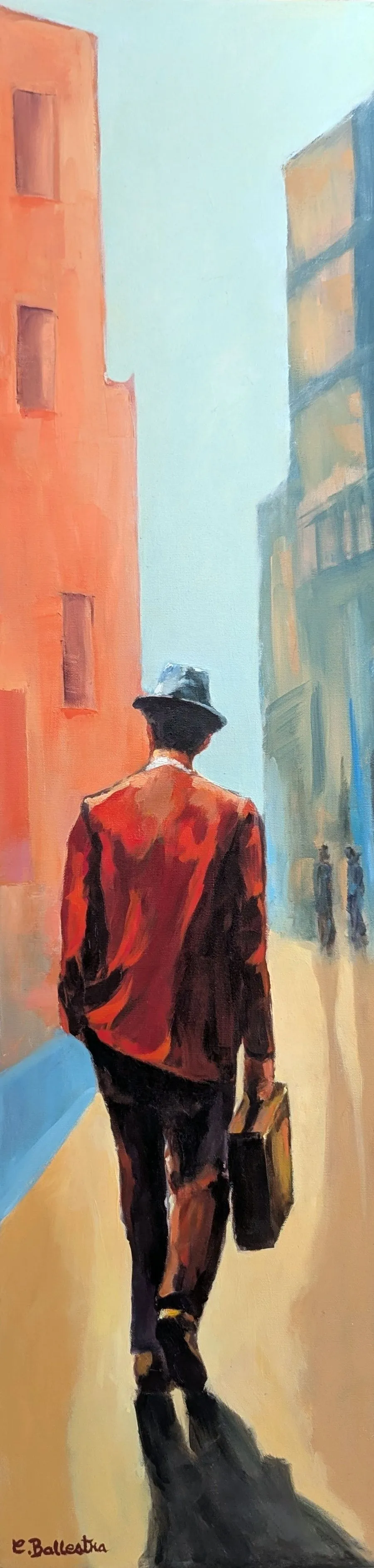 Rencontre par Eric Ballestra : un homme en veste rouge et chapeau, une valise à la main, marche de dos dans une rue ensoleillée aux façades orangées.