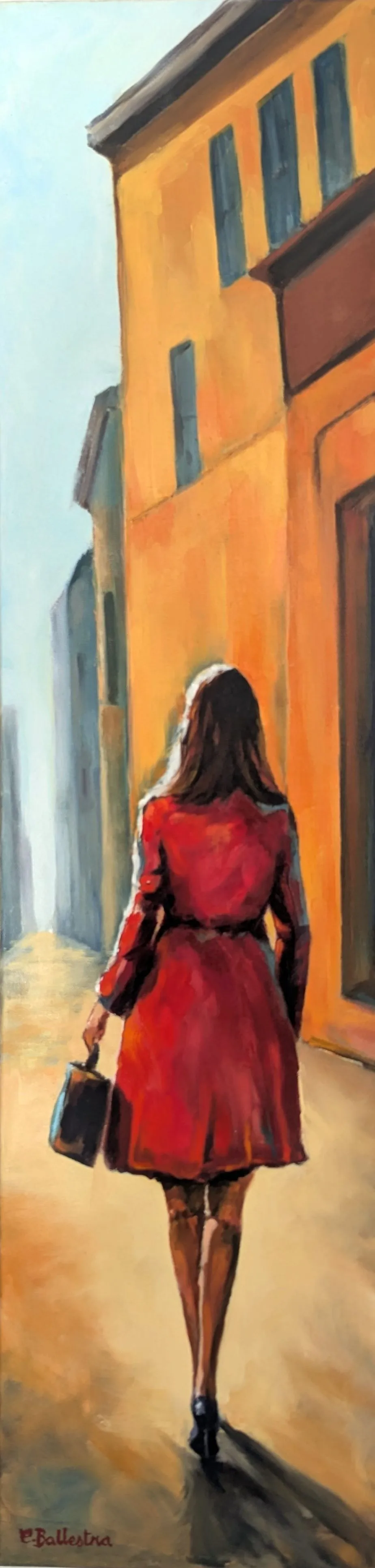 Solitude par Eric Ballestra : une femme en manteau rouge, un sac à la main, marche de dos dans une ruelle aux façades ocre.
